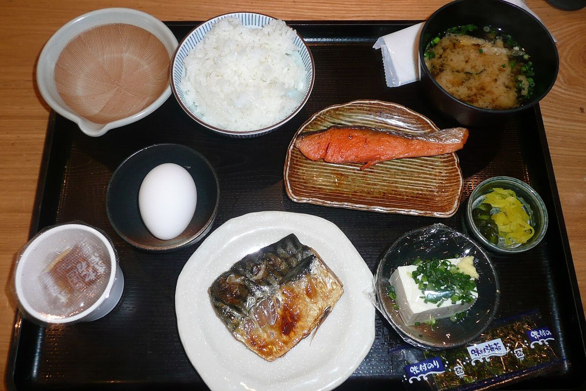 浜松で撮影された和朝食。ご飯、味噌汁、焼き魚、卵、小鉢がお盆に並ぶ