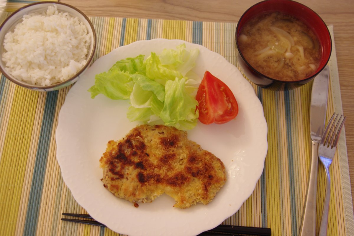 東京の家庭で出されたトンカツ定食。白いご飯・味噌汁・漬物・トンカツが一人分ずつ並ぶ