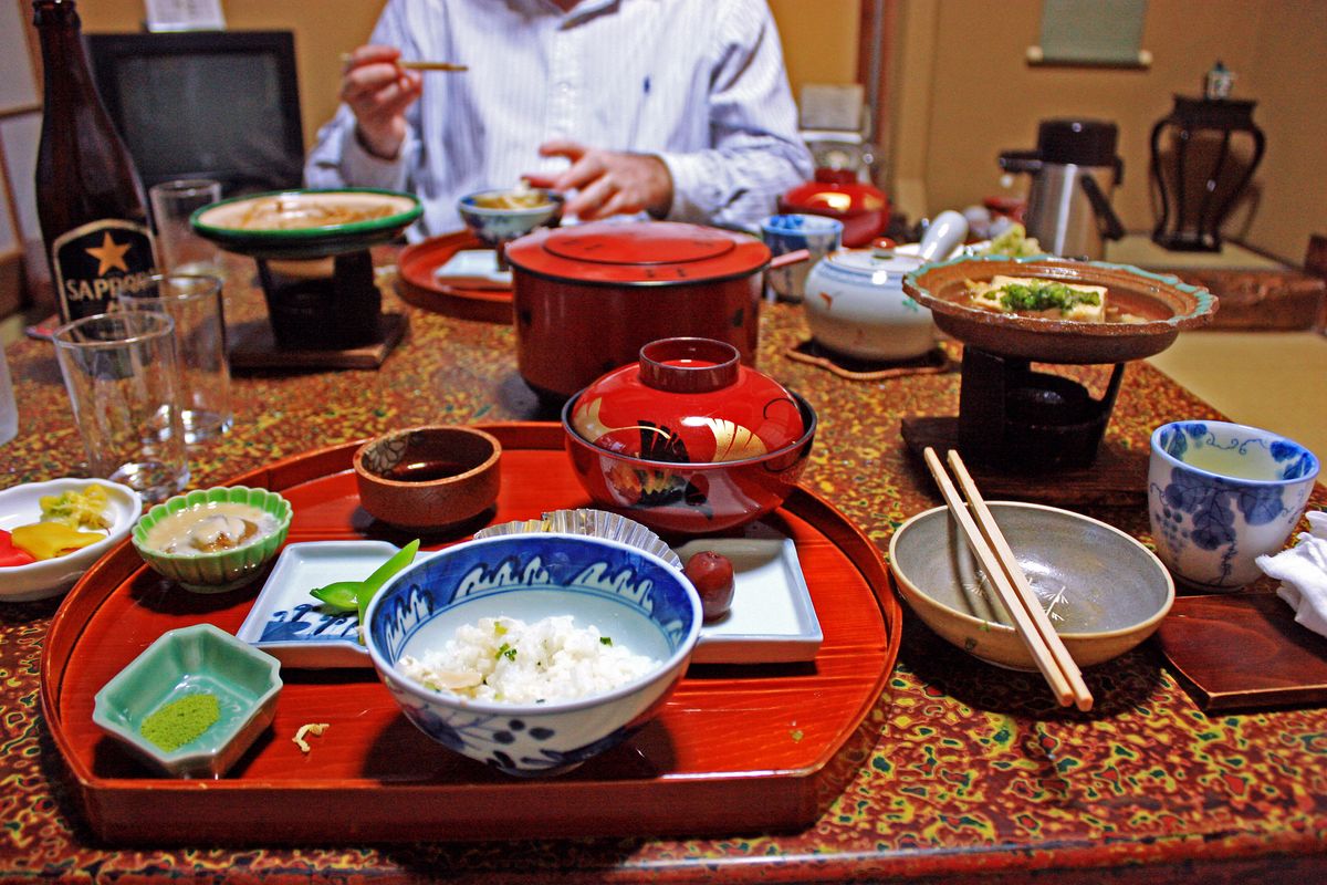 日本の食卓セッティング。ご飯茶碗・味噌汁・小皿のおかずが並び、箸が置かれている