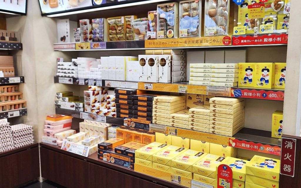 箱入りの菓子が棚に並ぶ日本のお土産売り場