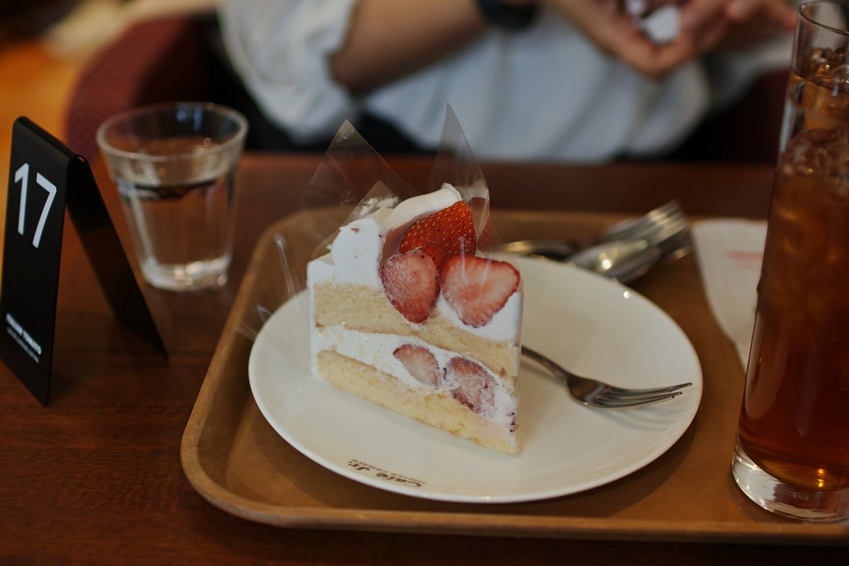 カフェのトレーにのったいちごのショートケーキとアイスティー
