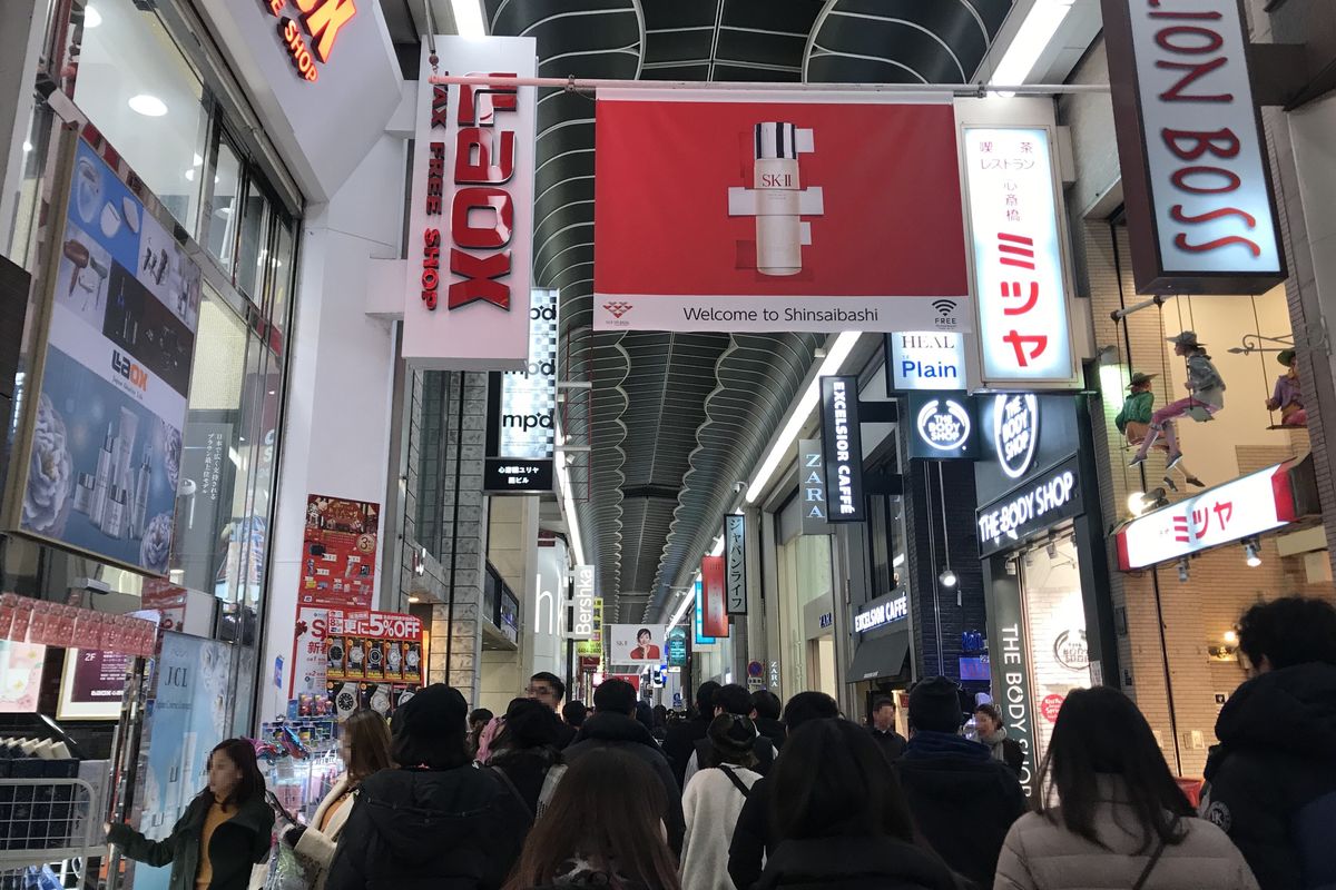 大阪・心斎橋筋商店街のアーケードを歩く買い物客