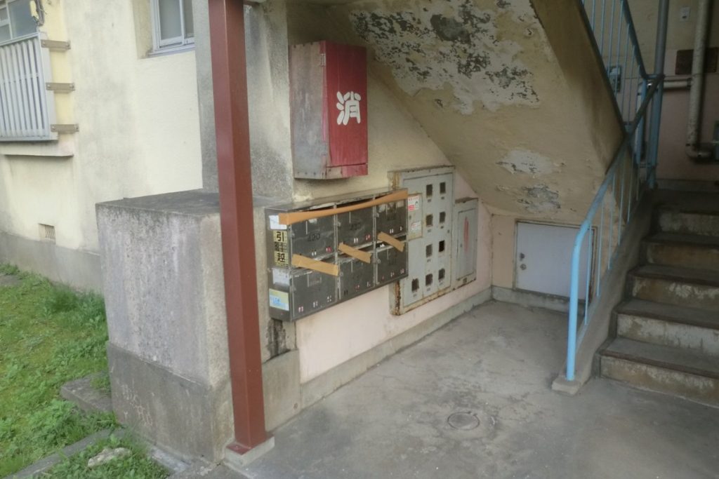団地のエントランスに並ぶ集合郵便受け