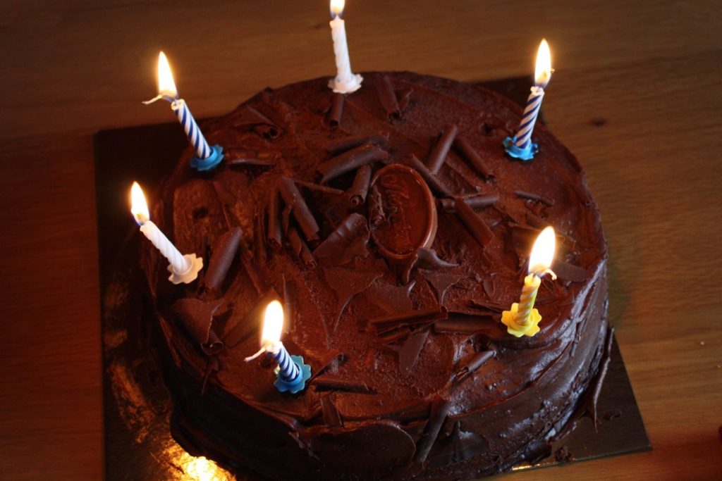 ろうそくが立てられたチョコレートの誕生日ケーキ