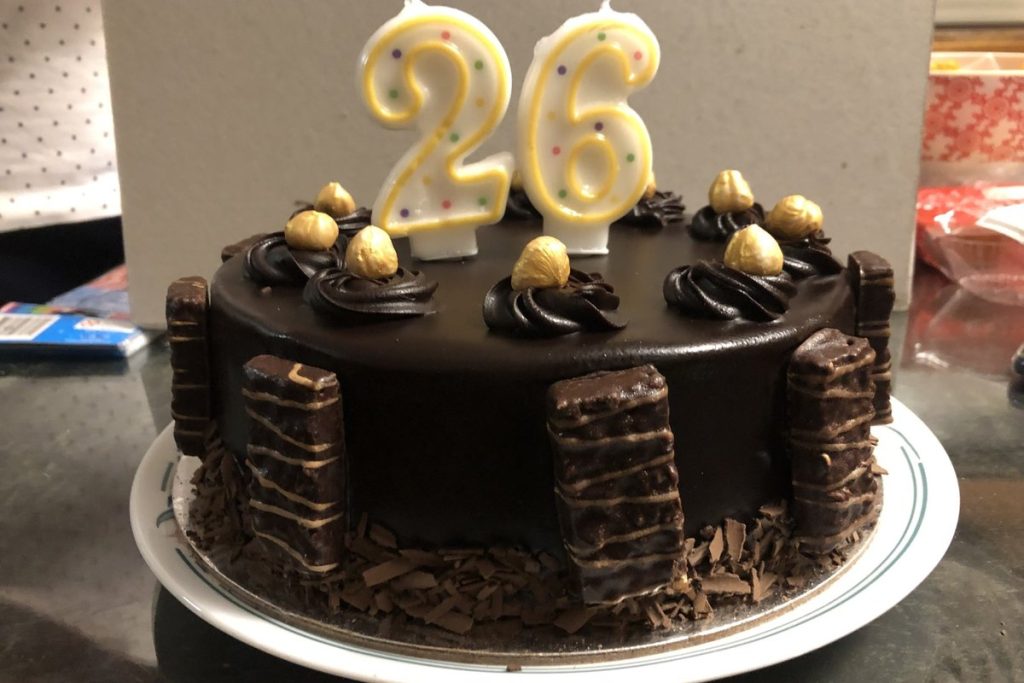 ろうそくを立てた誕生日ケーキ