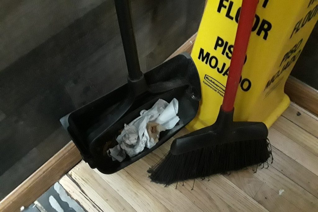 部屋の隅に立てかけたほうきとちりとり