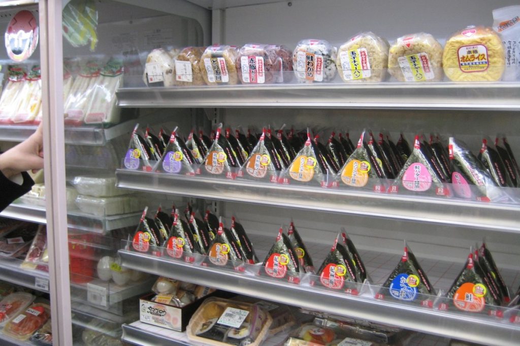コンビニの棚に並ぶおにぎり