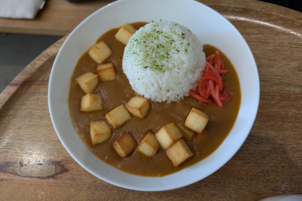 ご飯にかけた日本式のカレー