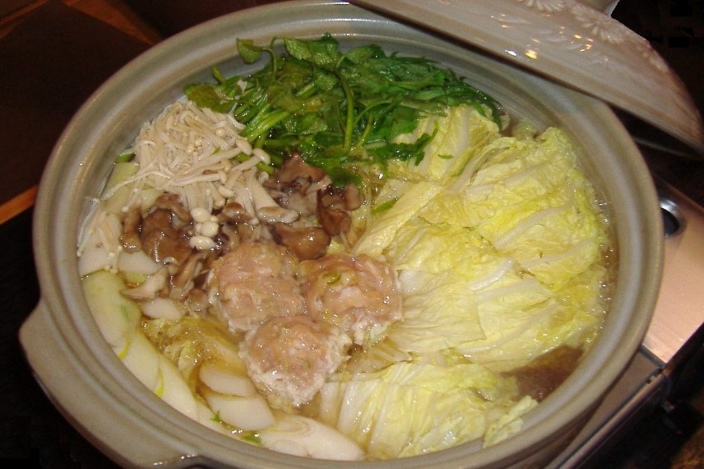 白菜や肉が煮える関西風の鍋