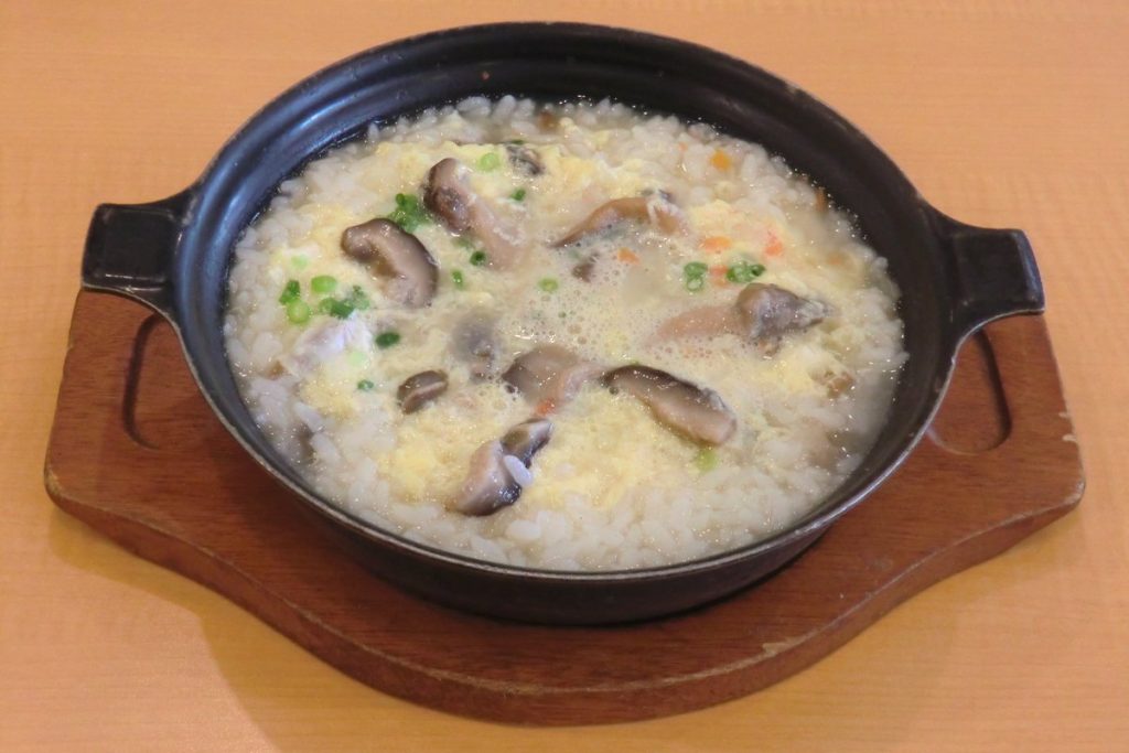 土鍋で仕上げたきのこ雑炊