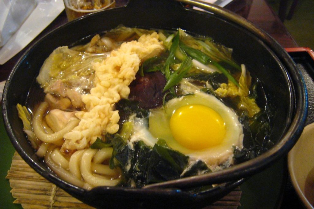 土鍋で煮込んだ鍋焼きうどん