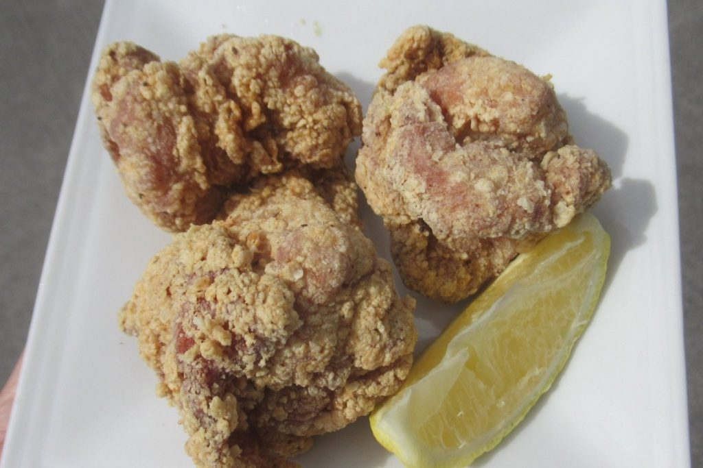 レモンを添えた唐揚げ