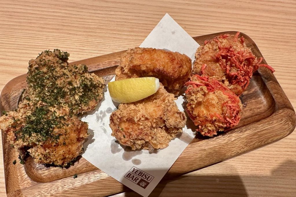 木の皿に盛り合わせた唐揚げとレモン