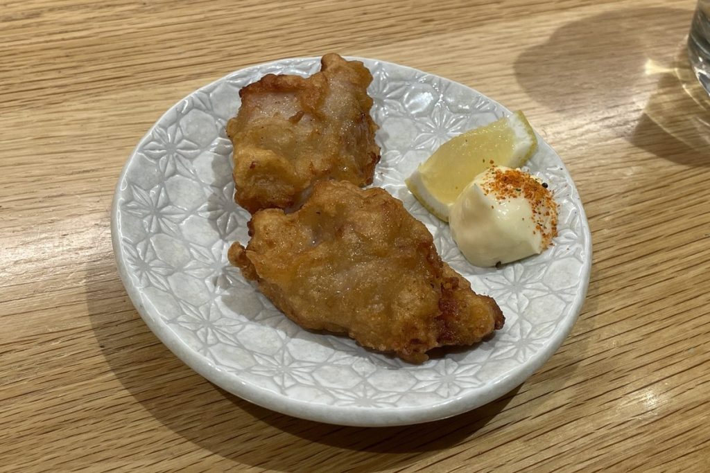 唐揚げに添えられたくし切りレモン