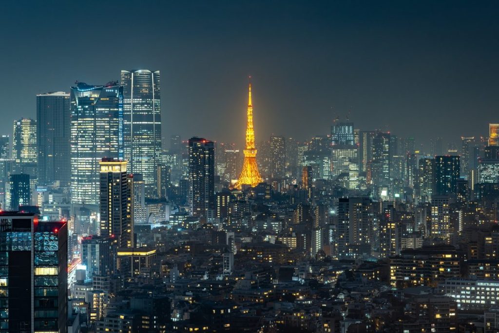東京タワーが見える夜の東京の街並み