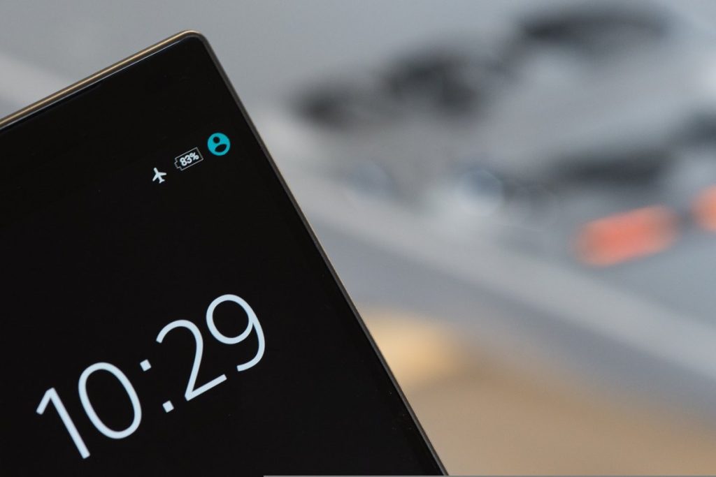 時刻とアイコンが表示されたスマートフォンの画面