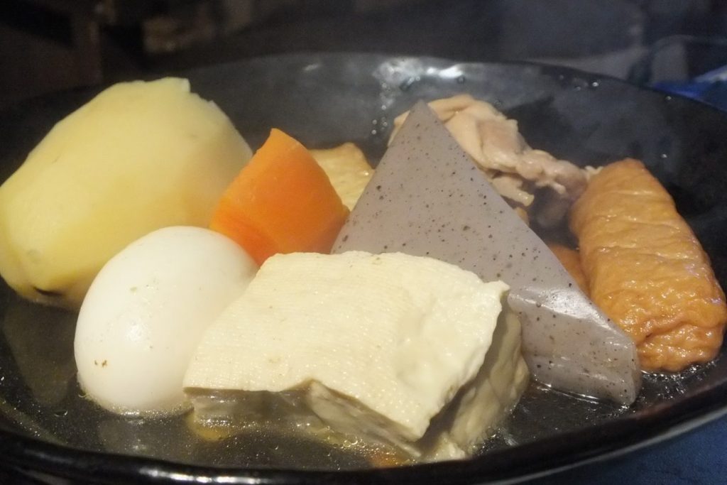 大根や卵、こんにゃくが煮えたおでん