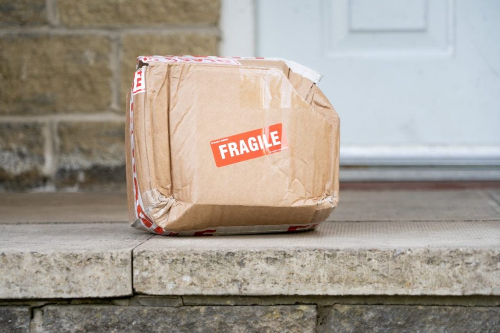住宅の玄関先に置かれた段ボールの荷物