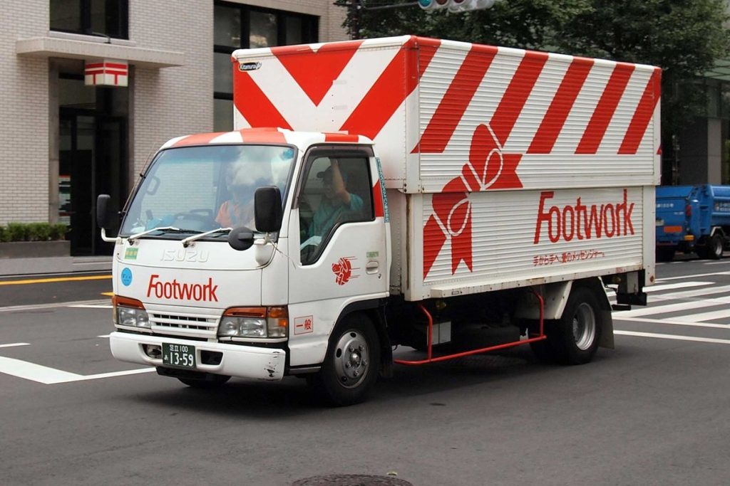 日本の宅配トラック(荷台はアルミバン)