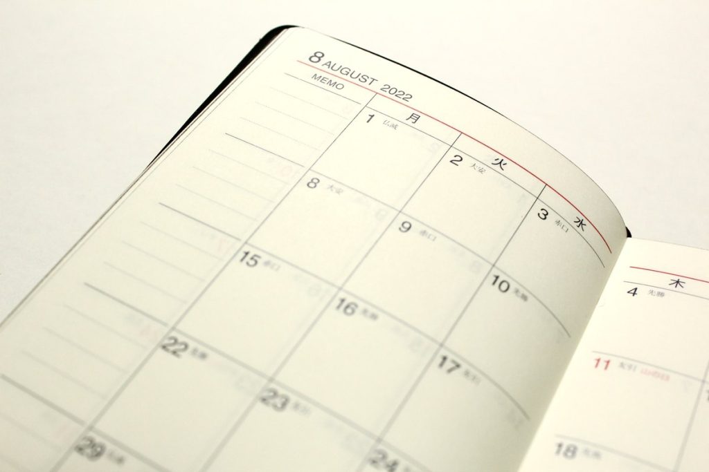 日付と曜日が並ぶ日本の手帳のマンスリーページの見開き