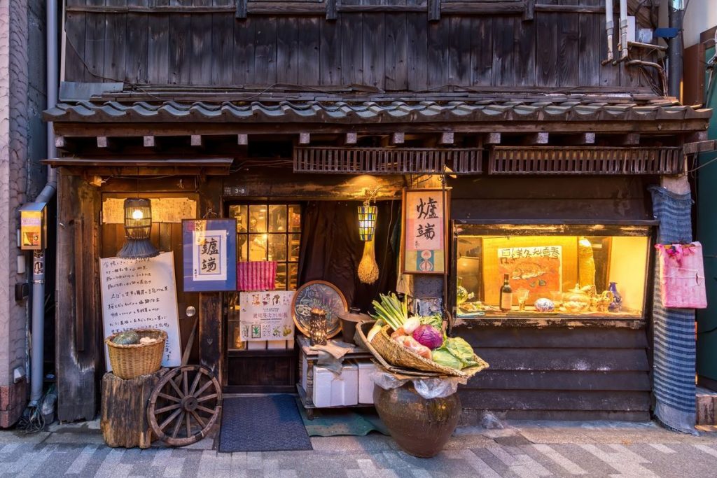 提灯と暖簾がかかる老舗飲食店の店先
