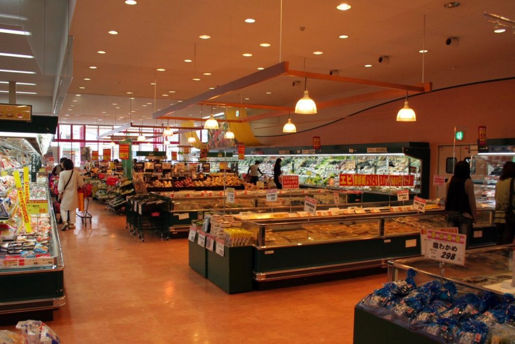 兵庫県のスーパーマーケットの売り場