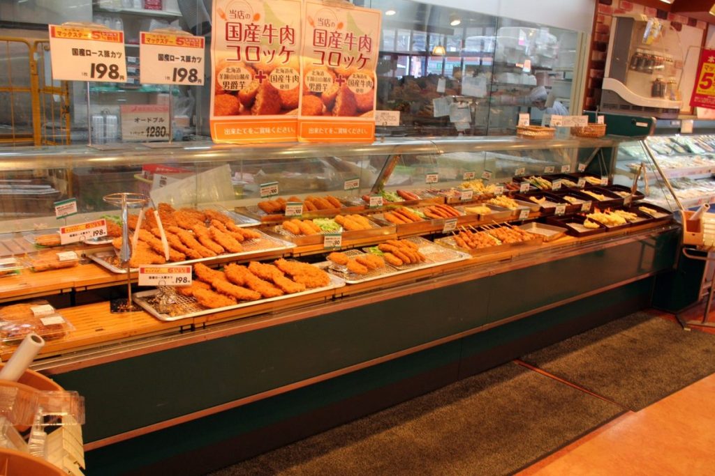 スーパーの総菜売り場に並ぶ揚げ物