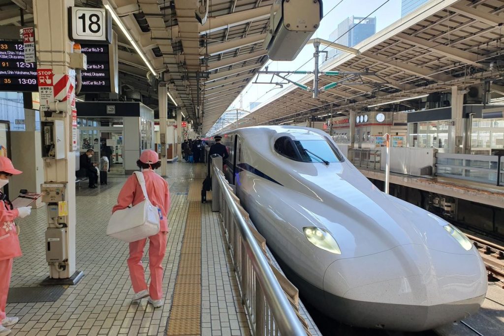 東京駅のホームに停車中の新幹線N700S系