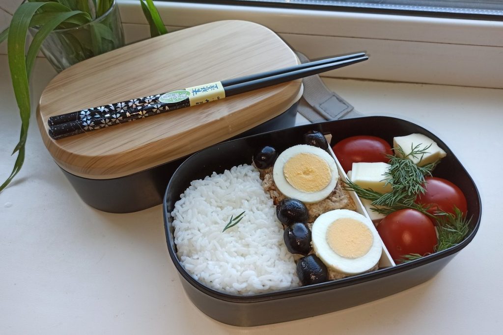 曲げわっぱ風の弁当箱に詰めた手作り弁当
