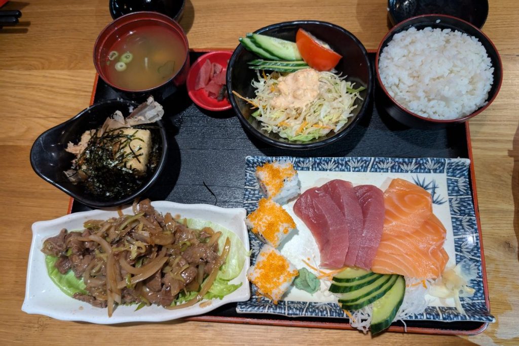 トレーにのった和食の定食