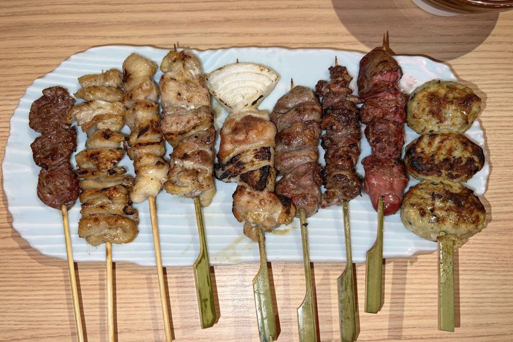 皿に並んだ焼き鳥の盛り合わせ
