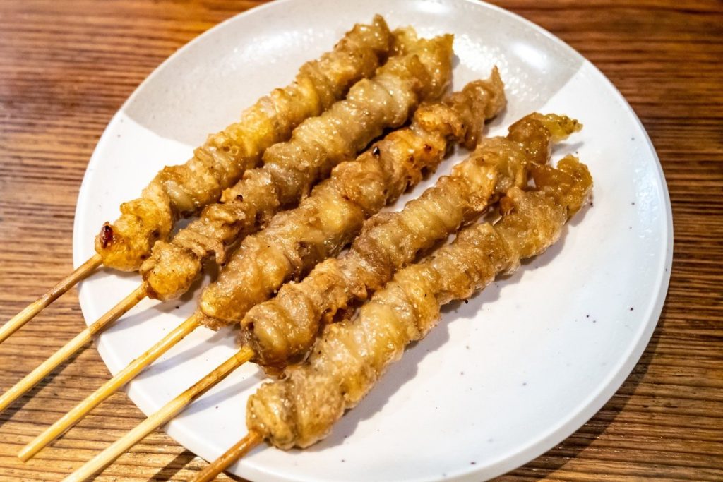 串に巻いて焼いた博多のとりかわ