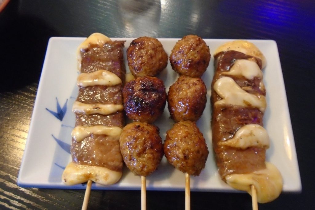 皿に並んだ焼き鳥の串