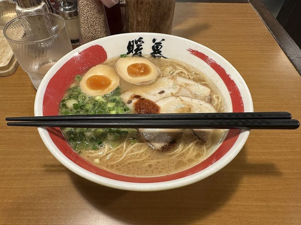 白濁したスープにチャーシューと味付け卵がのったとんこつラーメン