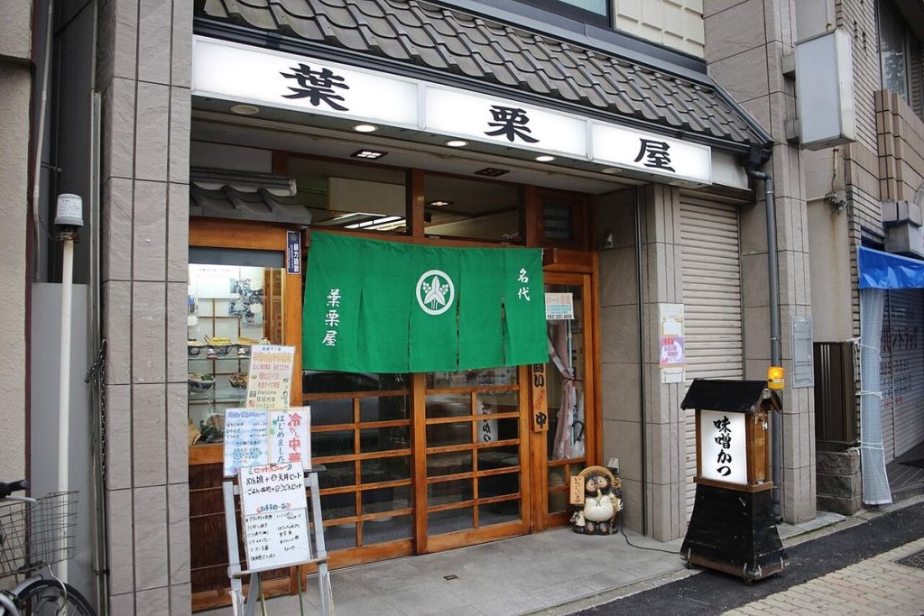 緑ののれんがかかった日本の飲食店の入口