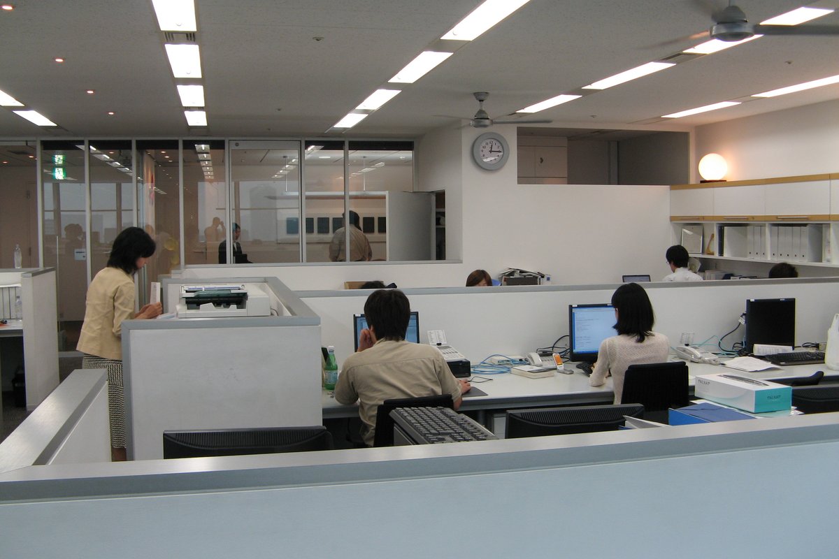 東京・大手町のオフィス。パーティションで区切られた机が並ぶ執務スペース