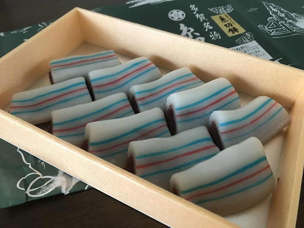 木箱に並んだ色とりどりの細長い和菓子