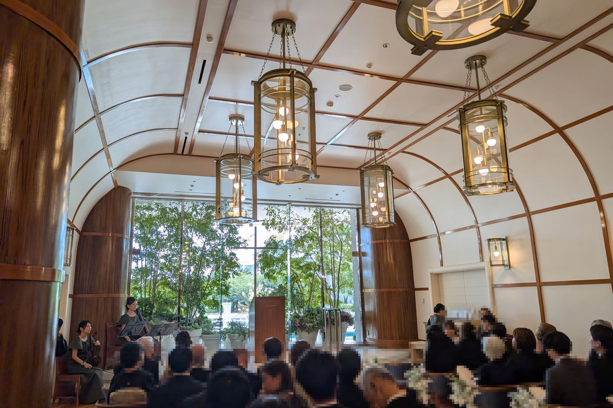 横浜のホテル披露宴会場。白いクロスの円卓と椅子が整然と並ぶ