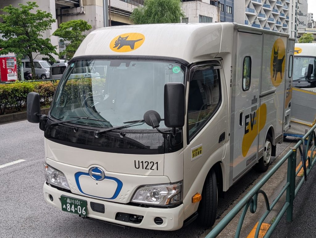 住宅街の路上に停車したヤマト運輸の宅配用電気トラック